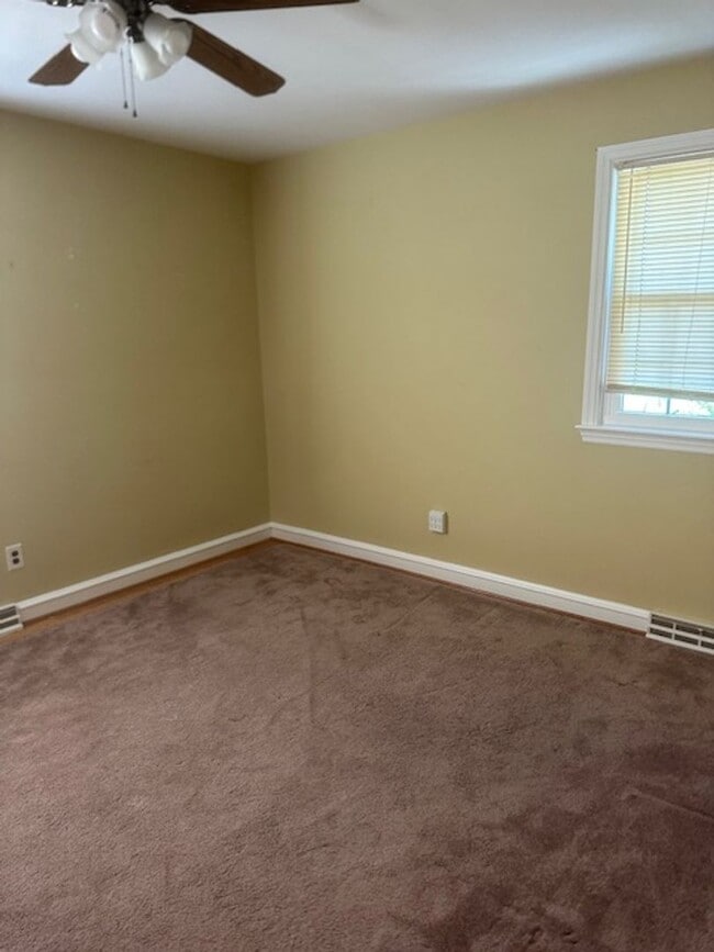 Building Photo - Lovely Colonial Home in Sharpley