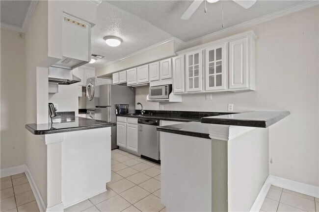 Building Photo - 4800 Pontchartrain Dr