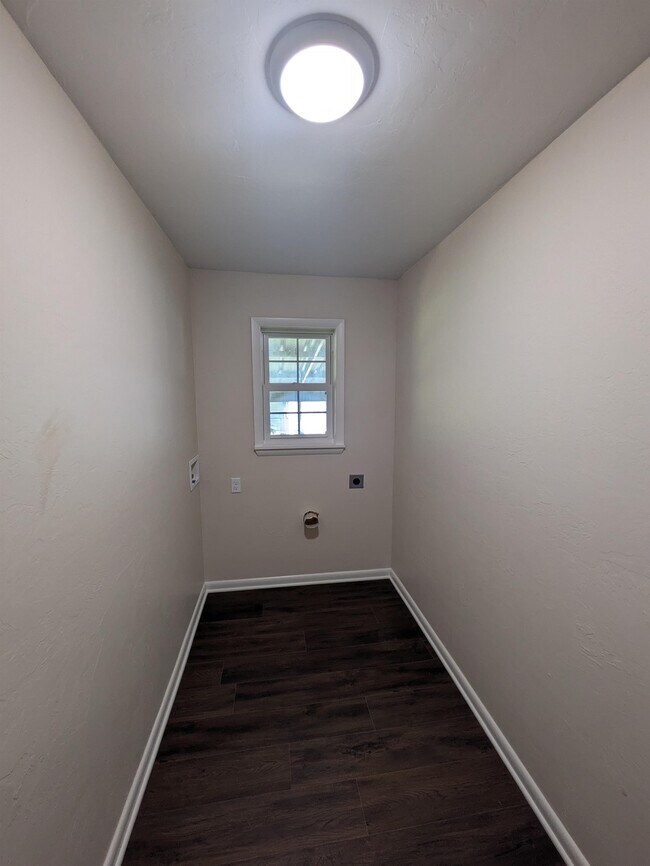 Building Photo - 423 S Bristow Ave