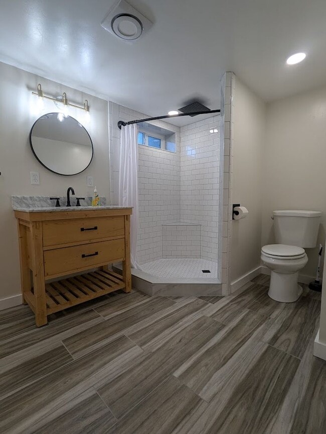 Building Photo - Fabulous 4 Bedroom 2 Bath House with Big F...