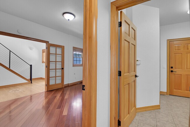 Building Photo - 556 Ridgeside Dr