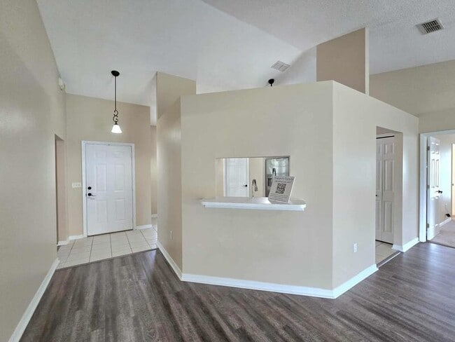 Building Photo - 696 Jessanda Cir