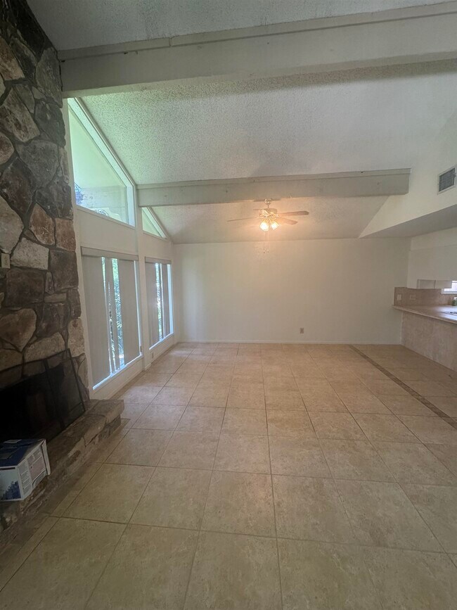 Building Photo - 808 Hi Cir W