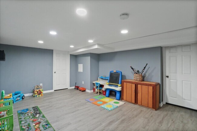 Building Photo - 13715 Dixie Dr