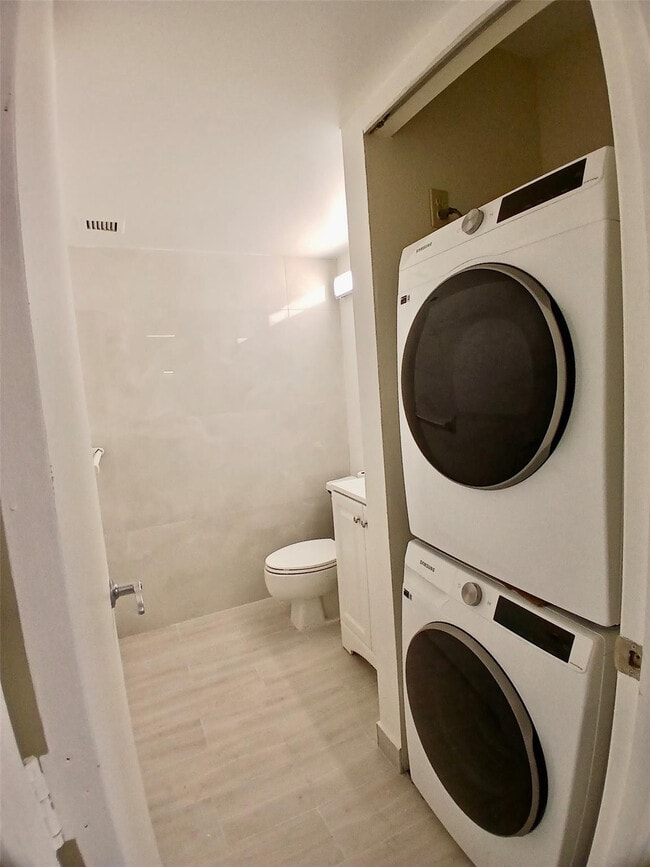 Building Photo - 4164 Inverrary Dr