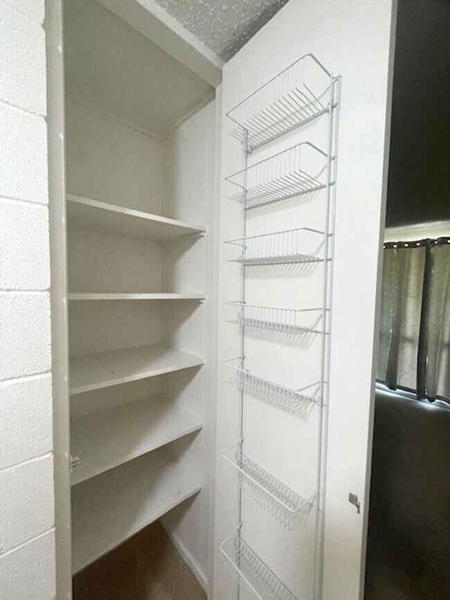 Building Photo - 4 bed/ 2 bath Townhome in Makakilo, Utilit...