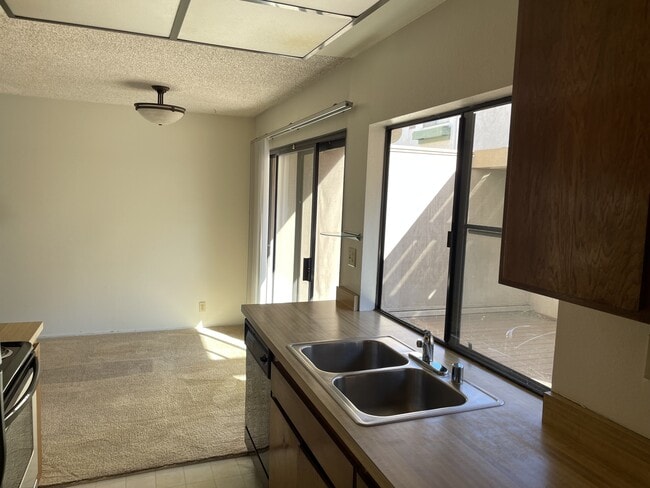 Building Photo - 8722 Villa La Jolla Dr