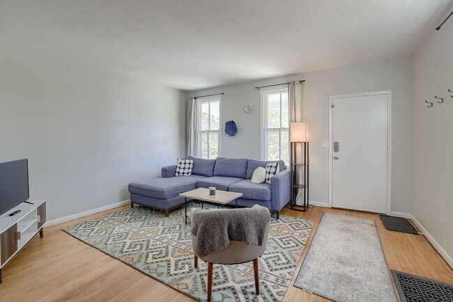 Building Photo - Cozy 1 Bedroom Bungalow!!