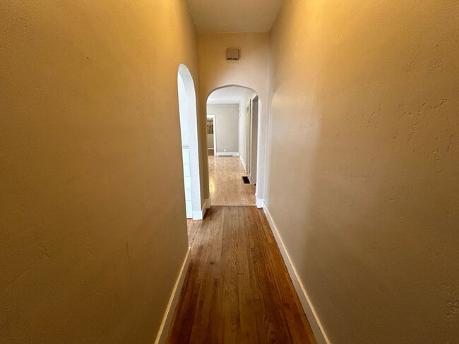 Building Photo - 3 Bedroom 1 Bath Large House with Garage & Many Amenities