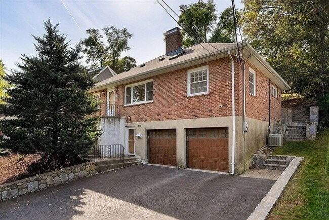 Building Photo - 334 Mystic St