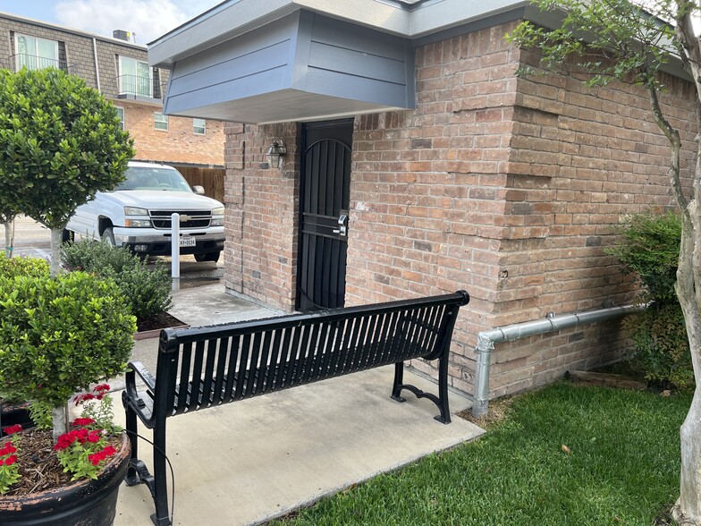 Building Photo - 9021 Gaylord Dr