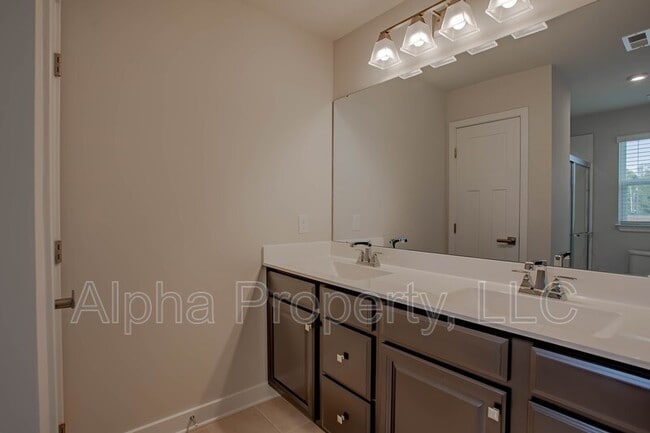 Building Photo - 219 Clearwood Dr