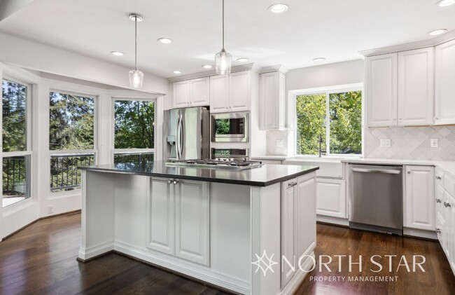 Building Photo - Stunning Lake Oswego Home with Space for E...