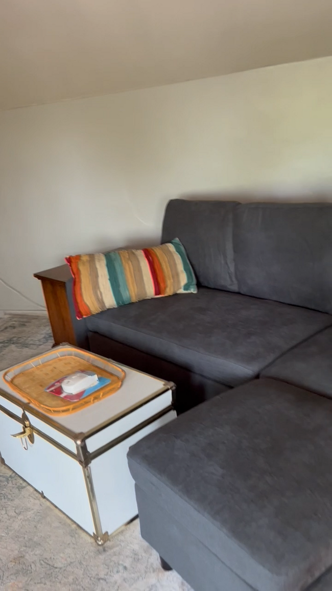 Couch, tv, wifi - 1521 G St