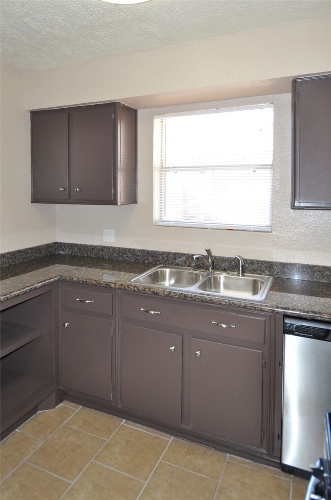 Building Photo - 4710 Pine St