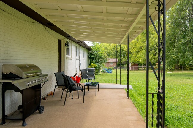 Building Photo - MOVE IN READY W/ FENCED IN BACK YARD!