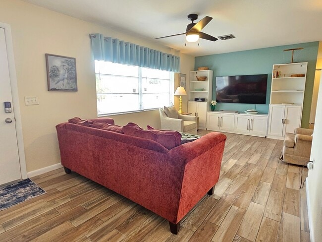 Building Photo - Seasonal Short-Term Pet Friendly 3 Bedroom 2 Bathroom Home in Venice East!