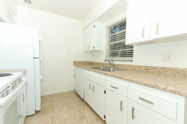 Building Photo - Sanford Home - 3/2 with garage and huge yard