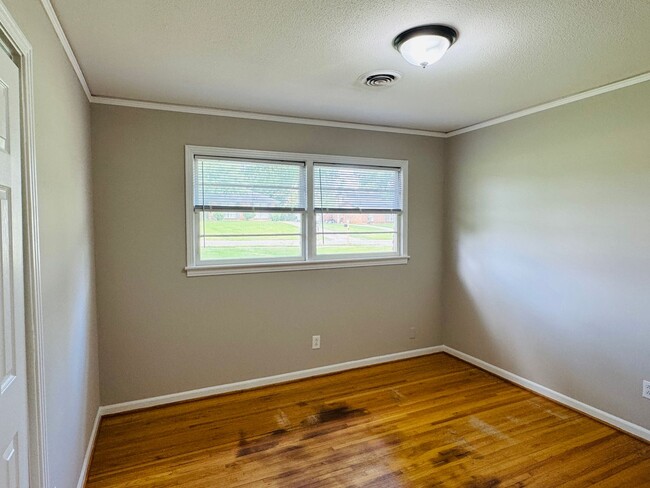 Building Photo - Freshly Renovated 4-Bedroom Retreat!