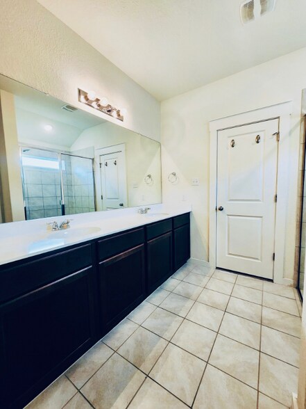 Building Photo - 741 Carol Dr