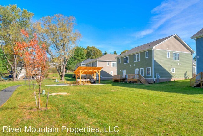 Building Photo - 4 br, 4.5 bath House - 206 Uptown Trail