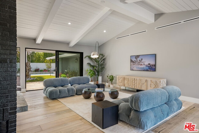 Building Photo - 8400 Mulholland Dr