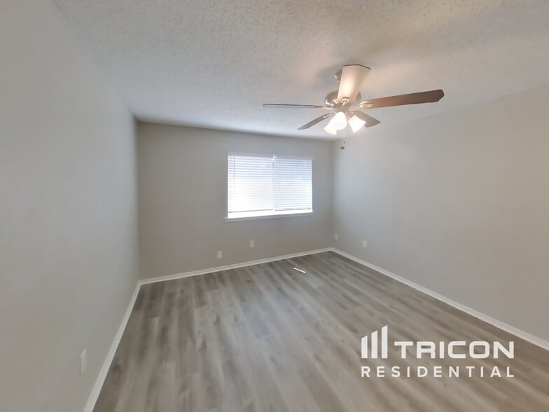 Building Photo - 1210 Green Hill Dr