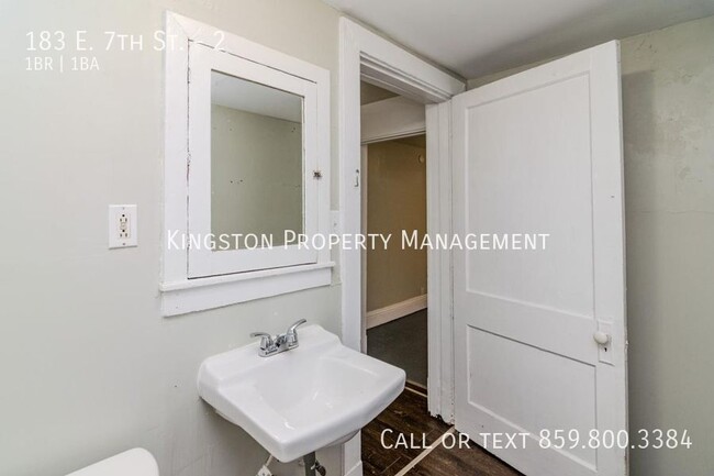 Building Photo - Adorable 1 bedroom Now Available !!! 1/2 o...