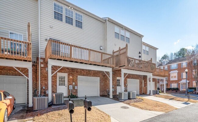 Building Photo - This Stunning Townhome in the Heart of Ballantyne