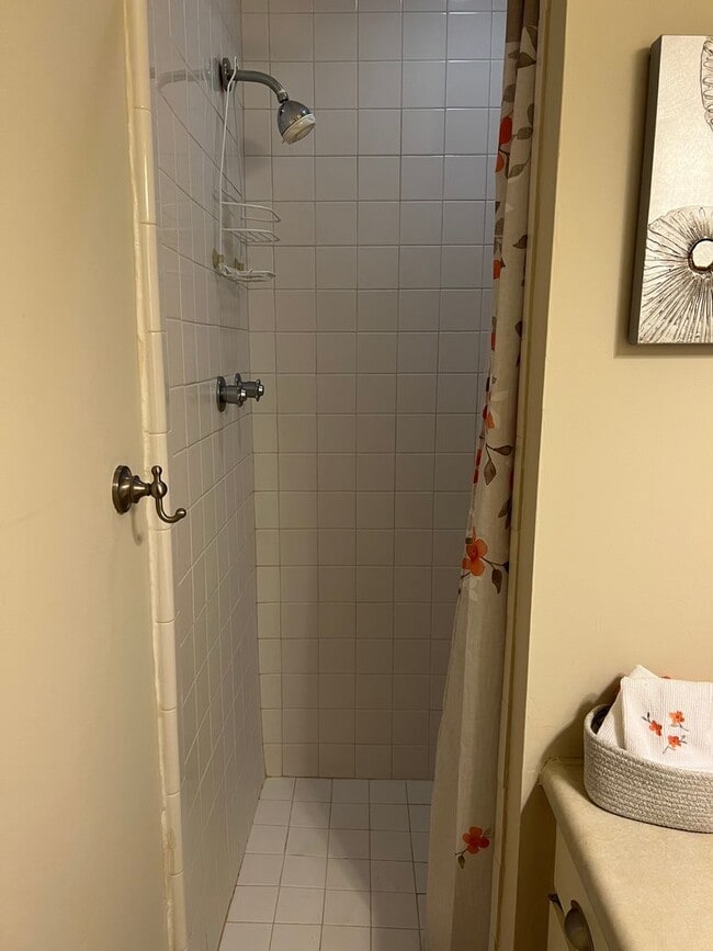 Building Photo - Walk to the beach from this 2BR FURNISHED ...