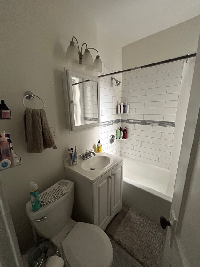 Building Photo - Don't miss out on this amazing deal!