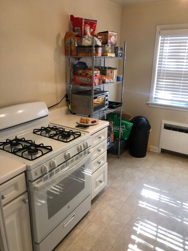 Interior Photo - 512-524 E Henry Clay St - 12 Family