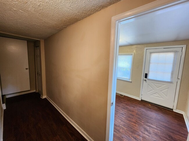 Building Photo - 3 Bedrooms, 1.5 Bath Brick Bungalow with Basement & Large Yard.  Close to UofL.