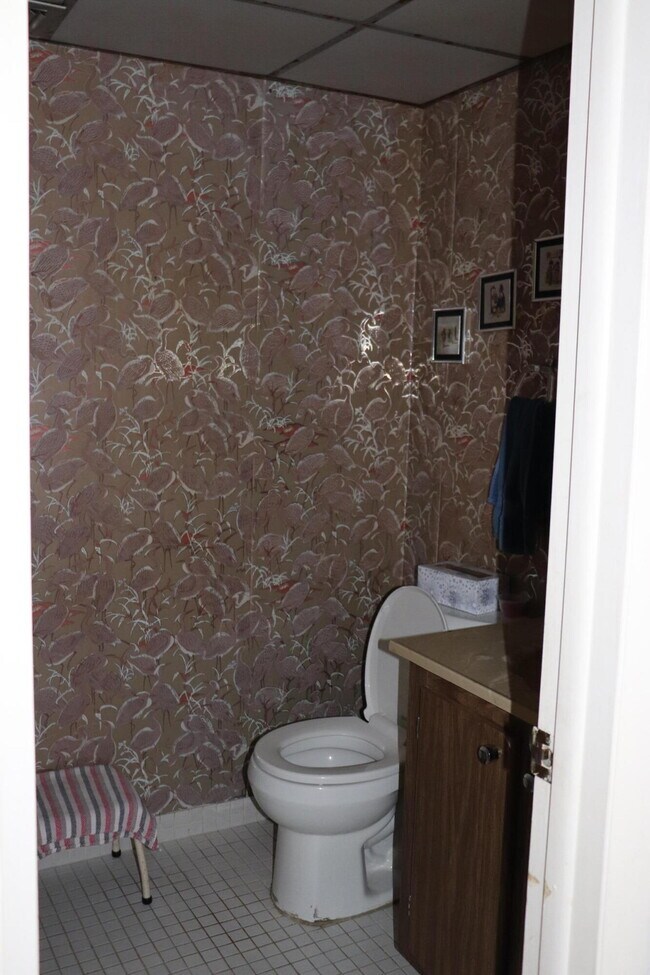 Building Photo - 87 Capri B