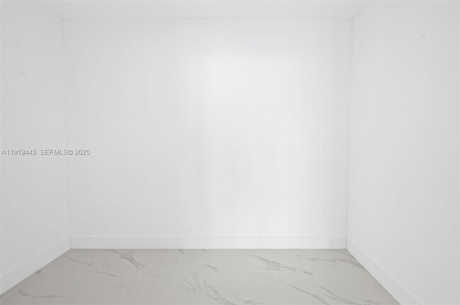 Building Photo - 700 NE 24th St