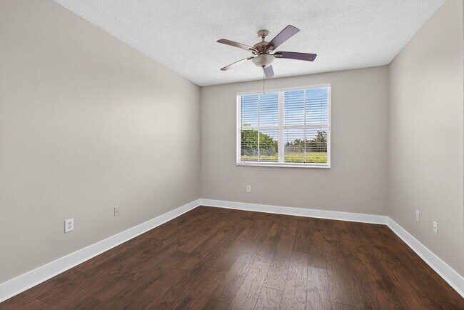 Building Photo - 2040 Greenview Shores Blvd