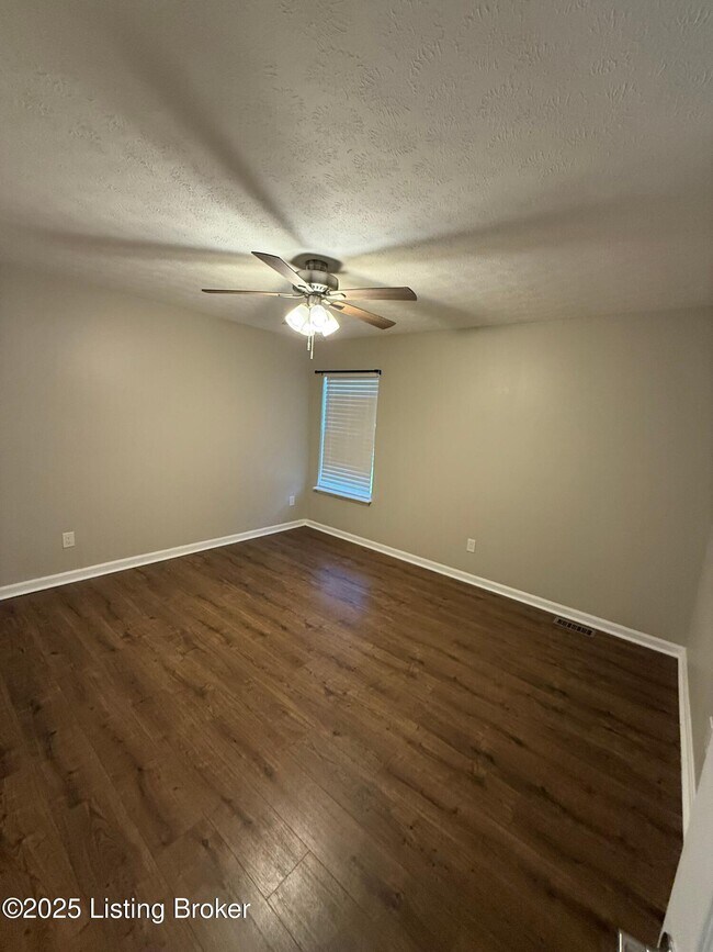Building Photo - 10412 Pinoak View Dr