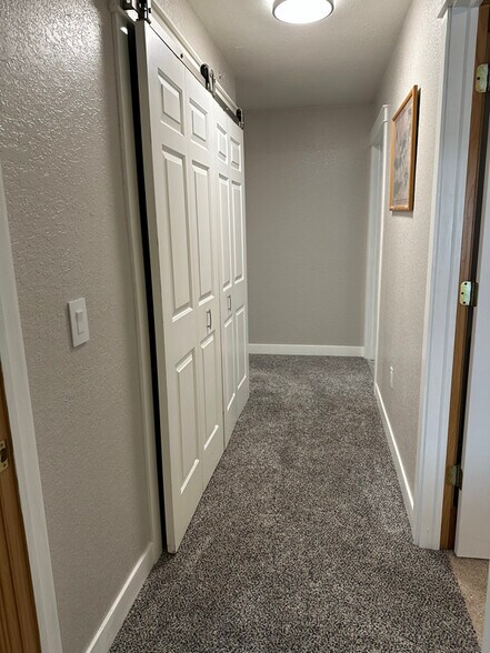 Building Photo - 370 Jennifer Ln