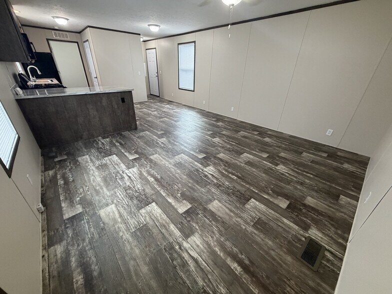 Building Photo - 38070 Ducharme Dr