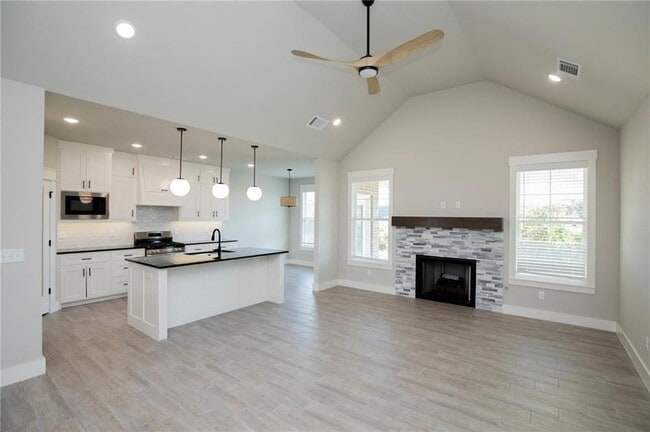 Building Photo - 300 White Oak St