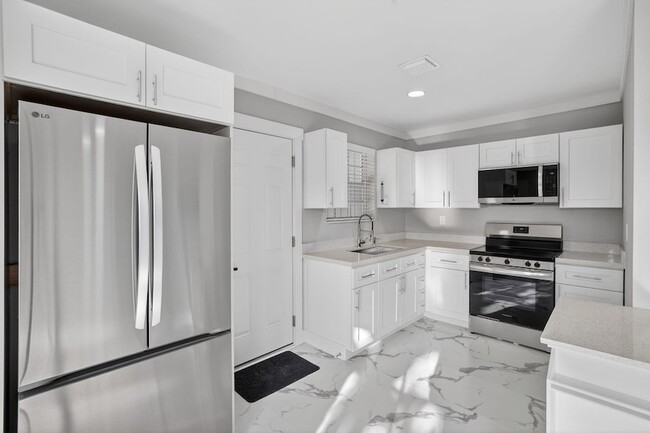 Building Photo - 108 SW 24th Ave