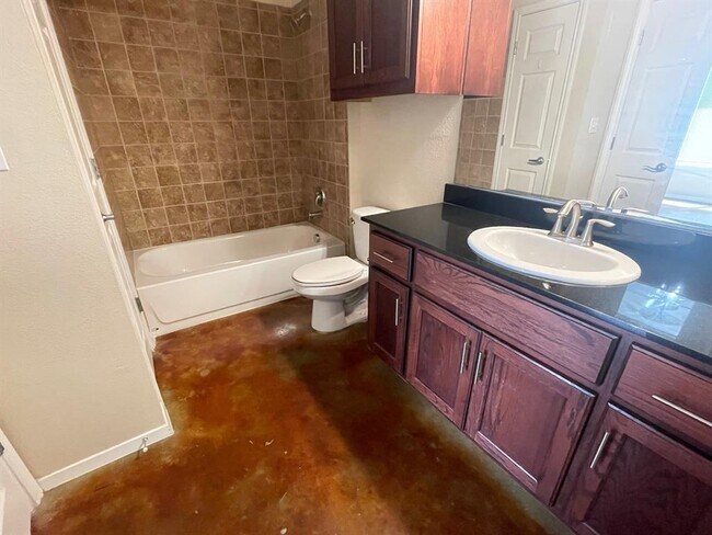 Building Photo - 910 W 25th St