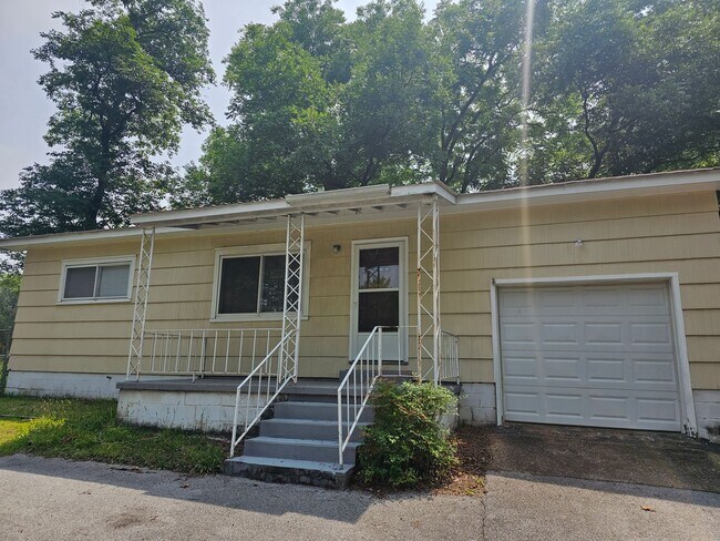 Building Photo - Don't Miss this 2 bedroom with Garage, Lar...