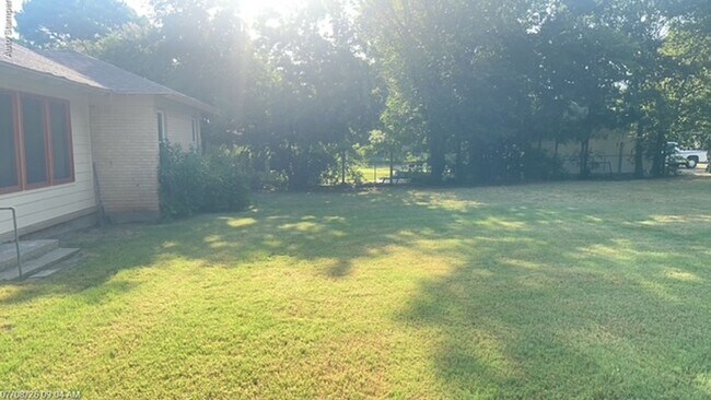 Building Photo - 104 Varsity Cir