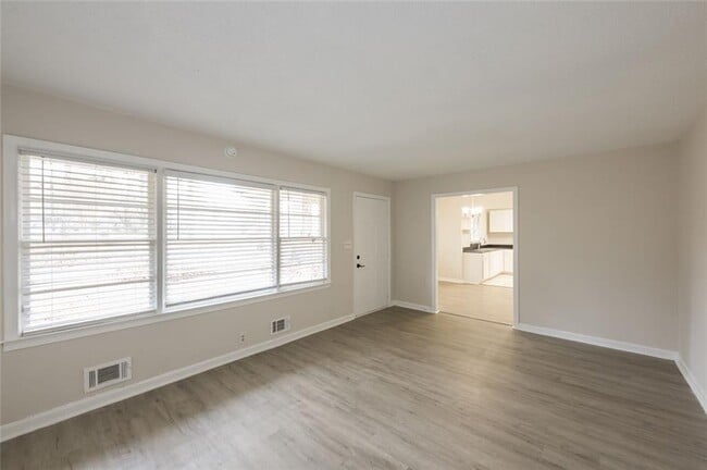 Building Photo - 2058 River Rd