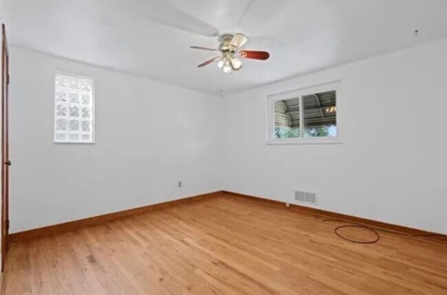 Building Photo - 2143 Plainview Ave