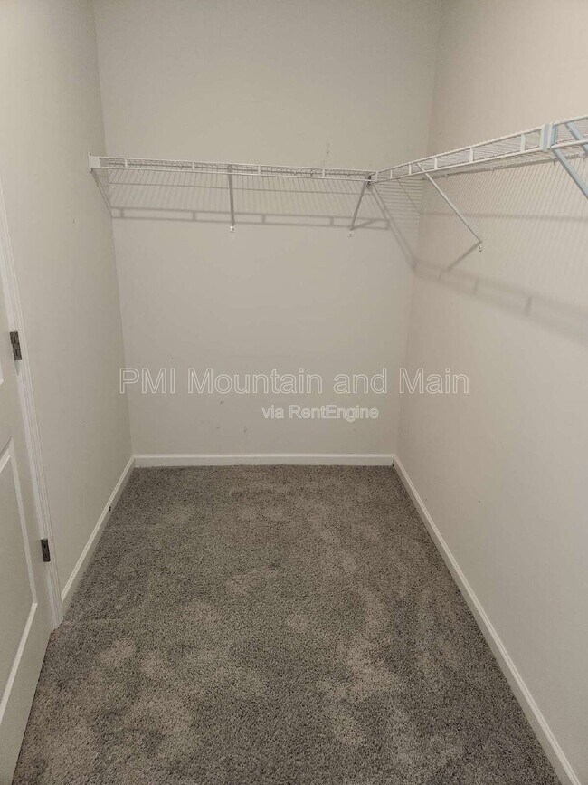 Building Photo - 299 Ridgeview Ln