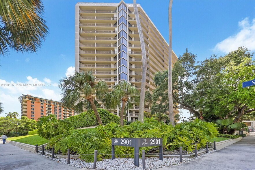 Building Photo - 2901 S Bayshore Dr