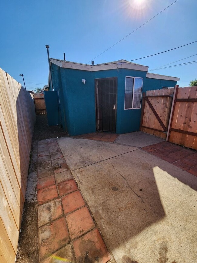 Building Photo - 2 bed, 1 bath