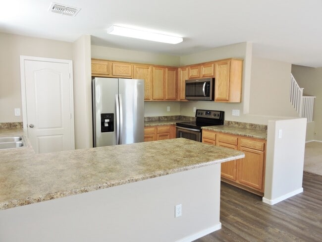 Building Photo - 4 BEDROOM 2 1/2 BATHROOM WITH OFFICE AND LOFT